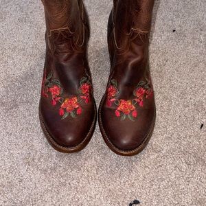 Shyane cowgirl boots size 8M.